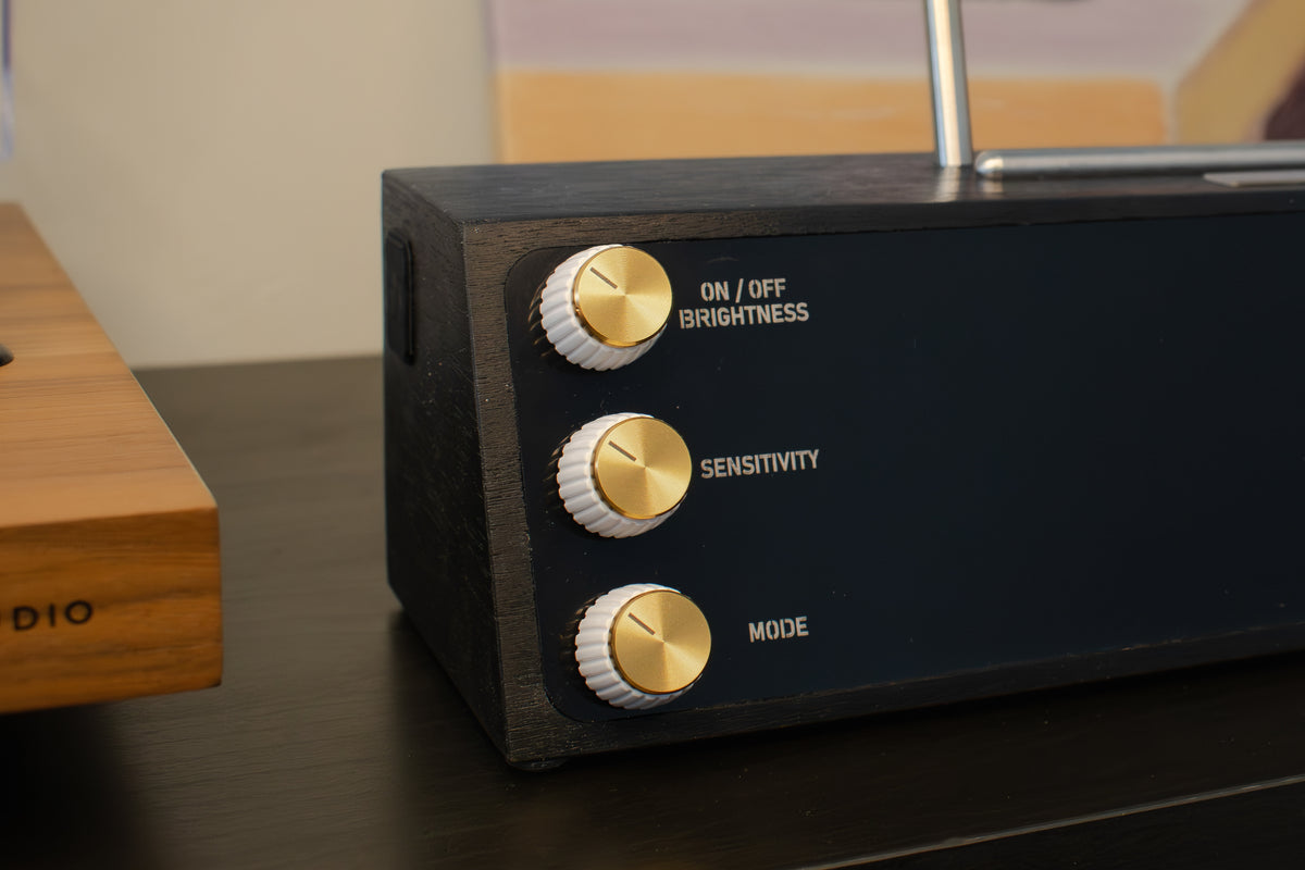 PETRU Sync PRO audio visualizer in White wood with White-Gold knobs