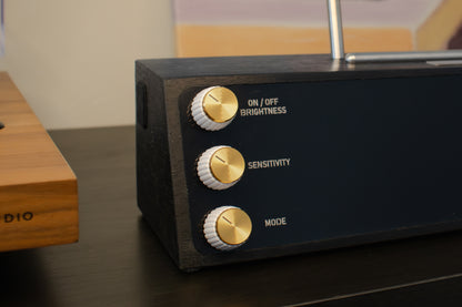 PETRU Sync PRO audio visualizer in White wood with White-Gold knobs